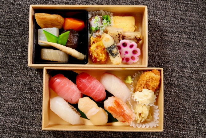 【New】贅沢小箱（本マグロ入りにりぎ弁当）二段重の画像2